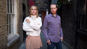 H&M Falda plisada usada por Cleo como se ve en 90 Day Fiancé: Before the 90 Days (S06E11)
