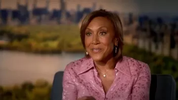 Michael Kors Camisa Jacquard de seda floral usada por Robin Roberts como se ve en Good Morning America el 16 de agosto de 2023
