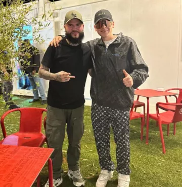 Louis Vuitton Black Stencil Monogram Trackpants portés par Bizarrap sur le compte Instagram @bizarrap