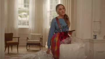 Baguette de lentejuelas Fendi usada por Carrie Bradshaw (Sarah Jessica Parker) como se ve en And Just Like That... (S02E10)