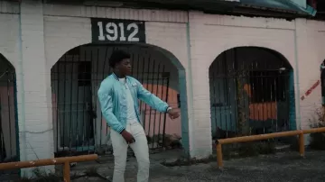 Chaqueta Casablanca Light Blue Air usada por Yungeen Ace en Variable Star (Video musical oficial)