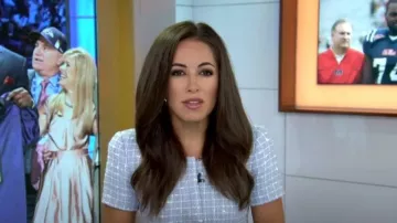 Chaqueta de manga corta con cremallera frontal con cremallera Emporio Armani Armani usada por Kaylee Hartung como se ve en Today on August 17, 2023