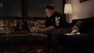 Sudadera de gran tamaño Diagonal Helvetica de color blanquecino usada por Che Díaz (Sara Ramírez) como se ve en And Just Like That... (S02E09)