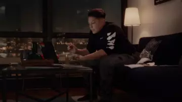 Sweat-shirt surdimensionné Diagonal Helvetica blanc cassé porté par Che Diaz (Sara Ramirez) comme on le voit dans And Just Like That... (S02E09)
