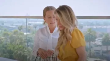 Sandro White Bow Blouse porté par Kendra Wilkinson vu dans Kendra Sells Hollywood (S02E02)