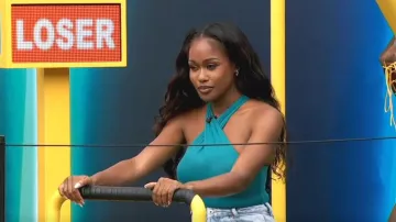 Babaton Sculpt Knit Criss Cross Cropped Tank como se ve en Big Brother (S25E04)