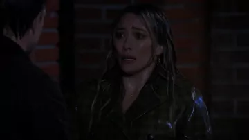 Nasty Gal Plaid Vinyl Double Breasted Mac porté par Sophie (Hilary Duff) comme on le voit dans How I Met Your Father (S02E20)