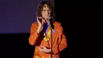 Costume orange imprimé floral des années 70 porté par Chris Fleming vu dans la performance live de Hell
