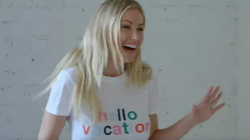 "Hello Vacation" Camiseta gráfica usada por Stephanie Hollman como se ve en The Real Housewives of Dallas (Temporada 5 Episodio 3)
