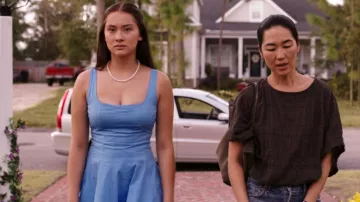 Staud Wells Mini vestido usado por Belly (Lola Tung) como se ve en The Summer I Turned Pretty (S02E08)