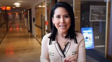 Sandro Alexandrine Knit Midi Robe portée par Vicky Nguyen comme vu dans Aujourd’hui le 18 août 2023