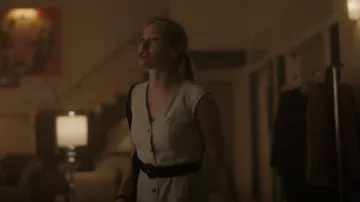 Calvin Klein Robe fourreau boutonnée portée par Shannon Schaeffer (West Duchovny) vue dans Painkiller (S01E03)