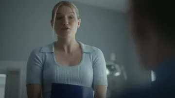Guess Womens Ribbed Polo Knee-Length Sweaterdress porté par Shannon Schaeffer (West Duchovny) comme on le voit dans Painkiller (S01E03)