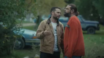 Carhartt Re­laxed Fit Duck Blan­ket-Lined Jacket worn by Glen Kryger (Taylor Kitsch) as seen in Painkiller (S01E04)