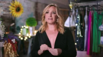 Halston Jaycee Twist-Front Deep V-Neck Vestido usado por Sonja Morgan como se ve en Luann y Sonja: Bienvenido a Crappie Lake (S01E01)