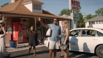 Telfar Round Telfar Circle Bag porté par Sonja Morgan comme on le voit dans Luann et Sonja: Bienvenue au lac Crappie (S01E01)