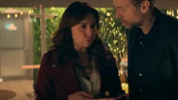 Sézane Per­rine Jumper Cardi­gan worn by Nikki Newman (Esther Smith) as seen in Trying (S03E07)