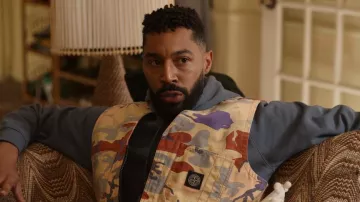 Gilet Ripstop Ripstop Stone Island Heritage Camo Ripstop porté par Khalil (Tone Bell) comme on le voit dans Survival of the Thickest (S01E08)