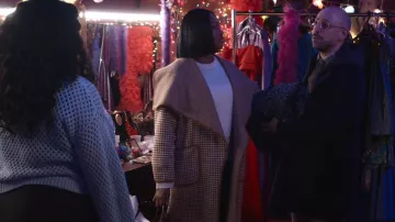 Manteau Joie Brown Sugar Porcelain Tan Chantal porté par Natasha (Garcelle Beauvais) dans Survival of the Thickest (S01E08)