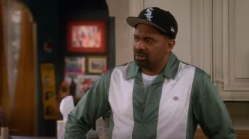 Chemise Dickies Westover portée par Bernard Upshaw (Mike Epps) vue dans The Upshaws (S04E01)
