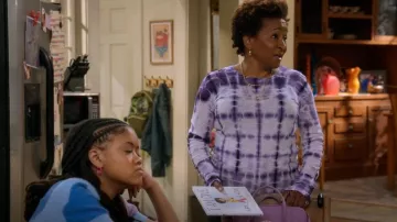 Proenza schouler T-shirt Tie-dye Print porté par Lucretia Turner (Wanda Sykes) vu dans The Upshaws (S04E01)