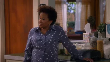 Equipo Starry Night Shirt usada por Lucretia Turner (Wanda Sykes) como se ve en The Upshaws (S04E01)