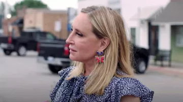 Pendientes de mariposa azul Cleo usados por Sonja Morgan como se ve en Luann y Sonja: Bienvenido al lago Crappie (S01E07)