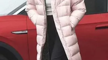 Manteau à capuche Nike porté par Michelle Keegan sur le tournage du film Fool Me Once