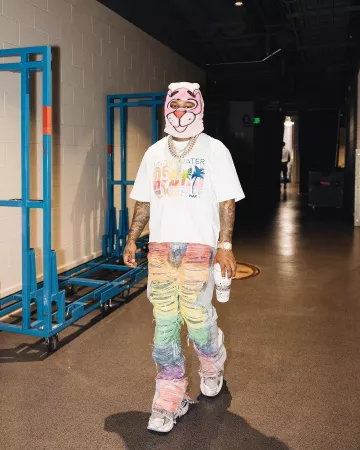¿Quién decide War Blue Rainbow Distressed ROYGBIV Jeans usados por Rylo Rodriguez en la cuenta de Instagram @rylorodriguez