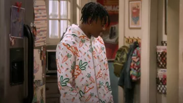 Carottes par Anwar Carrots Full Zip Cotton Graphic Hoodie In White porté par Kelvin Upshaw (Diamond Lyons) comme vu dans The Upshaws (S04E04)