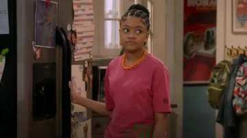 Ksubi Collective Kash SS Tee Ultra porté par Aaliyah Upshaw (Khali Spraggins) vu dans The Upshaws (S04E04)