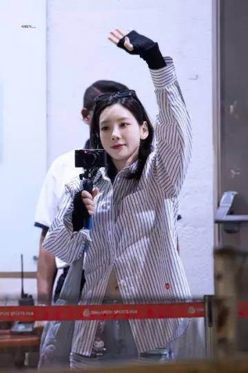 Chemise Alexander Wang Boyfriend portée par Taeyeon à Singapour le 20 août 2023