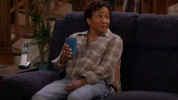 Faraón Darryl Plaid Top en antracita usado por Lucretia Turner (Wanda Sykes) como se ve en The Upshaws (S04E05)