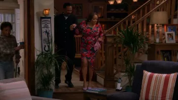 Bar III Printed Slit-Front Pull-On Midi Skirt usada por Regina Upshaw (Kim Fields) como se ve en The Upshaws (S04E05)