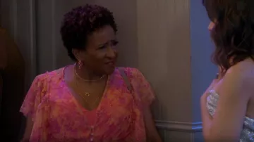 Free People Sugar Top usado por Lucretia Turner (Wanda Sykes) como se ve en The Upshaws (S04E02)