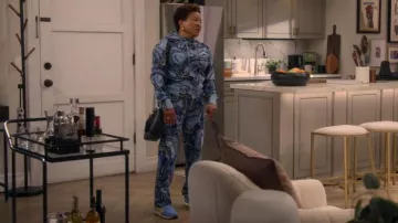 Veinte Montreal Crystal Azurite Hyper Reality Knit Track Pants usados por Lucretia Turner (Wanda Sykes) como se ve en The Upshaws (S04E02)