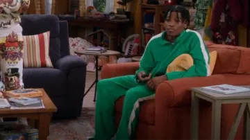Pantalon de survêtement Terry ajusté H&M porté par Kelvin Upshaw (Diamond Lyons) comme on le voit dans The Upshaws (S04E02)