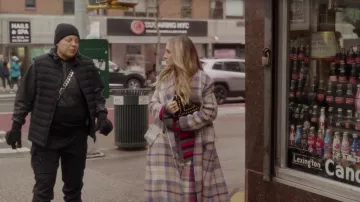 Y así... Atuendos de la serie de televisión: Che Díaz (Sara Ramírez) usa una chaqueta sin mangas en el episodio 7 de la temporada 2