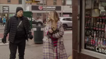 Et juste comme ça... Tenues de séries télévisées : Che Diaz (Sara Ramirez) porte une doudoune sans manches dans l’épisode 7 de la saison 2