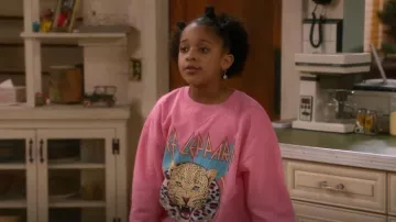 Sweat-shirt rose H&M porté par Maya Upshaw (Journey Christine) vu dans The Upshaws (S04E03)