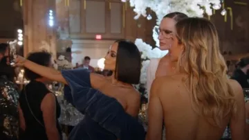 Oscar de la Renta Off Shoulder Stretch Velvet Mini Vestido usado por Sai De Silva como se ve en The Real Housewives of New York City (S14E06)