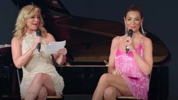 Mini vestido con flecos adornado de Asos en rosa usado por Luann de Lesseps como se ve en Luann y Sonja: Bienvenido al lago Crappie (S01E08)