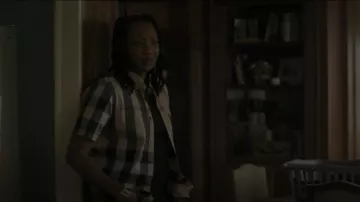 Camisa de manga corta de Burberry Thames Off Button-Down usada por Dre (Miriam A. Hyman) como se ve en The Chi (S04E07)