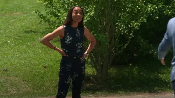 Ted Baker Navy Floral Sleeveless Top usado por Nischelle Turner como se ve en Secret Celebrity Renewal (S03E03)