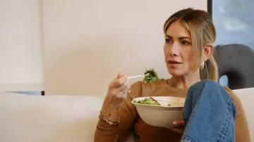 Levis Ribcage Tobillo recto usado por Erin Dana Lichy como se ve en The Real Housewives of New York City (S14E07)