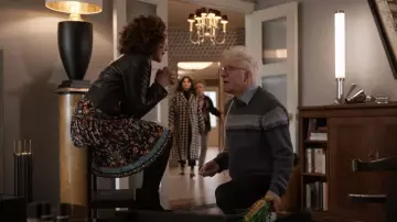 Alice + Olivia Meeko Robe chemise à imprimé floral portée par Joy (cheveux Brazzos (Andrea Martin) comme on le voit dans Only Murders in the Building (S03E04)