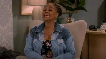 Wild Fable Patchwork Denim Jacket porté par Regina Upshaw (Kim Fields) comme on le voit dans The Upshaws (S04E03)