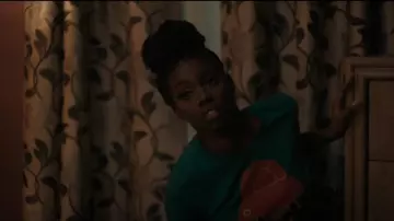 T-shirt JABHard Queen G porté par Kiesha Williams (Birgundi Baker) vu dans The Chi (S06E03)