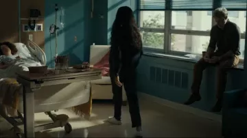 Adidas Stan Smith Baskets portées par Joe (Zoe Saldana) comme on le voit dans Special Ops: Lioness (S01E05)