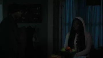 JABHard Fro Circle Crop Hoodie usada por Lynae (Zaria Imani Primer) como se ve en The Chi (S06E03)